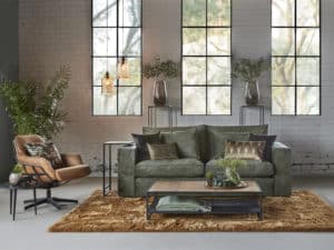 Bank Annabelle in een groene velvet stof met een okergeel vloerkleed