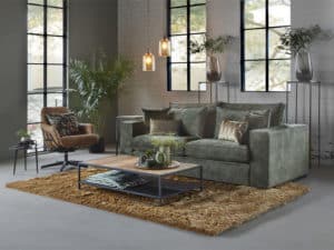 Bank Annabelle in een groene velvet stof met een okergeel vloerkleed