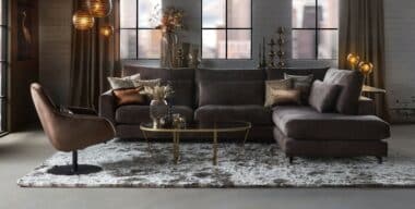 Hoekbank Carmen met ottoman element in een donkerbruine velvet stof met draaifauteuil