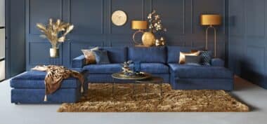 Hoekbank victoria met hocker, in een velvet blauwe stof.