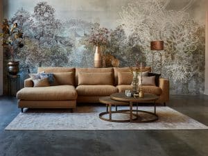 Hoekbank Carmen is een elegante verschijning met stoere trekjes. Deze comfortabele loungebank staat op hoge ranke pootjes en krijgt daardoor een slanke look. Het kader van de bank is strak omrand, maar zowel de zitkussens als de rugkussens zijn royaal gevuld. De dubbele rugkussens zorgen daarnaast voor een maximaal comfort. Je kunt er actief op zitten, maar ook onderuitzakken op de longchair.