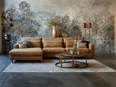 Hoekbank Carmen is een elegante verschijning met stoere trekjes. Deze comfortabele loungebank staat op hoge ranke pootjes en krijgt daardoor een slanke look. Het kader van de bank is strak omrand, maar zowel de zitkussens als de rugkussens zijn royaal gevuld. De dubbele rugkussens zorgen daarnaast voor een maximaal comfort. Je kunt er actief op zitten, maar ook onderuitzakken op de longchair.
