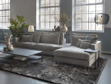 Hoekbank Gigi in een beige stof met zwart metalen salontafel