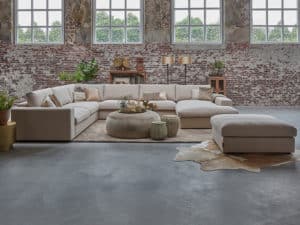 Ruime beige u-bank in een industrieel interieur