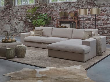 hoekbank Victoria in een naturel beige stof en een groot vloerkleed