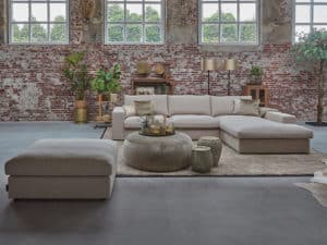 Ruime beige u-bank in een industrieel interieur