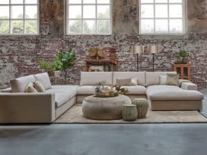 Ruime beige u-bank in een industrieel interieur