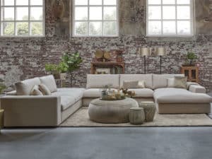 Ruime beige u-bank in een industrieel interieur