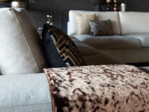 Ruime beige u-bank in een hotel chique interieur
