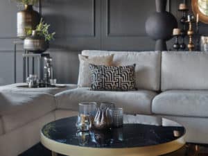 Ruime beige u-bank in een hotel chique interieur