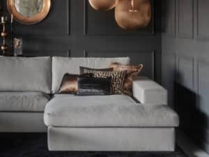 Ruime beige u-bank in een hotel chique interieur