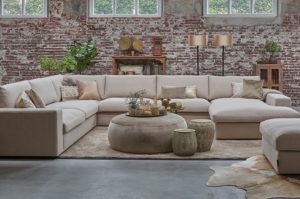 Ruime beige u-bank in een industrieel interieur