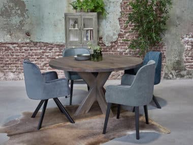 Eetkamertafel Big Circle met metalen dubbele X poot en eetkamerstoelen