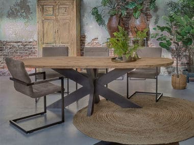 Eetkamertafel Big ovaal met houten spiderpoot en eetkamerstoelen