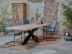 eetkamertafel Big tree met metalen spiderpoot en stoelen