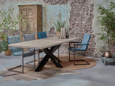 eetkamertafel Big tree met metalen spiderpoot en stoelen