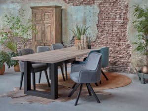 eetkamertafel Big tree met houten U-poot en stoelen