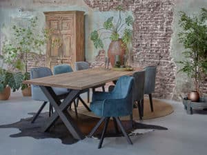 eetkamertafel Big tree met houten X-poot en stoelen