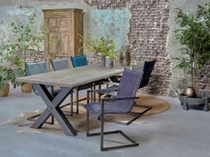 eetkamertafel Big tree met metalen X-poot en stoelen