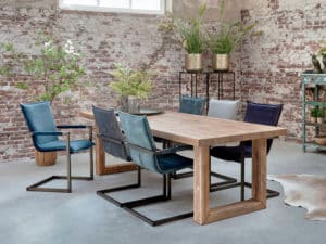 eetkamertafel Big recht met een houten U-poot en stoelen.