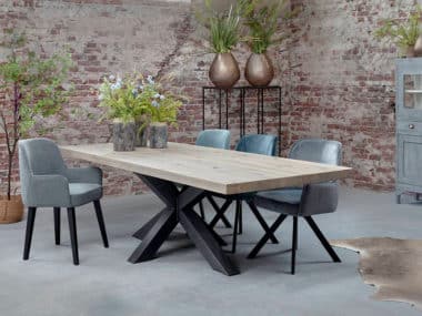 eetkamertafel Big recht met een metalen spiderpoot en eetkamerstoelen