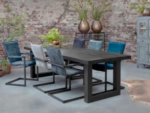 eetkamertafel Big recht zwart met een metalen U-poot