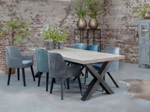 eetkamertafel Big recht met een houten X-poot en stoelen.