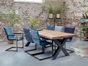 eetkamertafel Big recht met een metalen X-poot en eetkamerstoelen