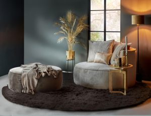 Ronde loveseat met bijpassende hocker in een velvet taupe / khaki stof