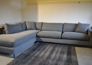 yara-met-twee-kussens.jpg