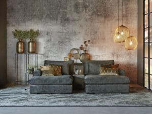 Blauwe loungebank met sierkussens en bijzettafel