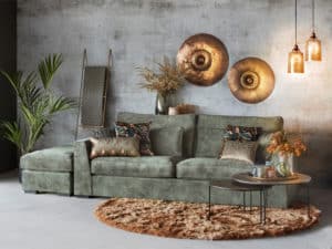 3-zits bank Jolie met hocker in Hunter Groen met rond vloerkleed en sierkussens