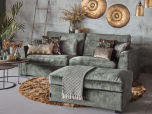 3-zits bank Jolie met hocker in Hunter Groen met rond vloerkleed en sierkussens