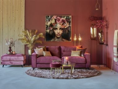 Rond maatwerktapijt Marino in een oud roze kleur nummer 42. met een roze bank.