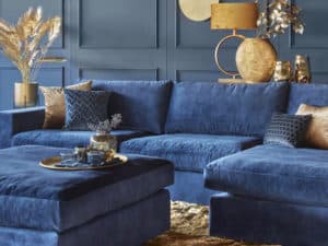 hoekbank Victoria met hocker in een velvet blauwe stof en gouden accesoires