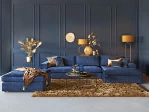 Hoekbank victoria met een bijpassende hocker, in een velvet blauwe stof.