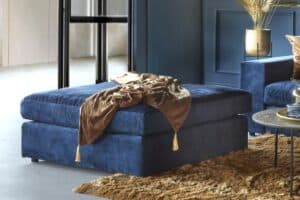 Blauwe hocker met bruine plaid