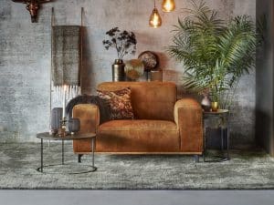 Cognac/bruine loveseat sophie met zwart metalen pootjes en woonaccessoires