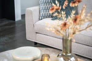 Hoekbank Claire in een lichte stof. Interieurstyling met hippe beige en petrol woonaccessoires.