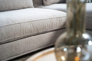 Hoekbank Claire in een lichte stof. Interieurstyling met hippe beige en petrol woonaccessoires.