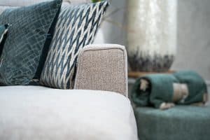 Hoekbank Claire in een lichte stof. Interieurstyling met hippe beige en petrol woonaccessoires.