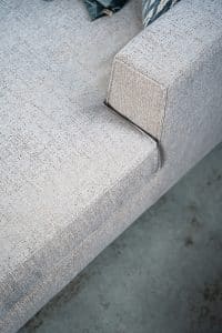 Hoekbank Claire in een lichte stof. Interieurstyling met hippe beige en petrol woonaccessoires.