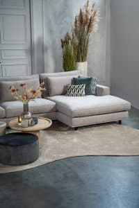 Hoekbank Claire in een lichte stof. Interieurstyling met hippe beige en petrol woonaccessoires.