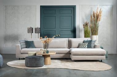 Hoekbank Claire in een lichte stof. Interieurstyling met hippe beige en petrol woonaccessoires.