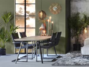 Organische eettafel met metalen rechte poten
