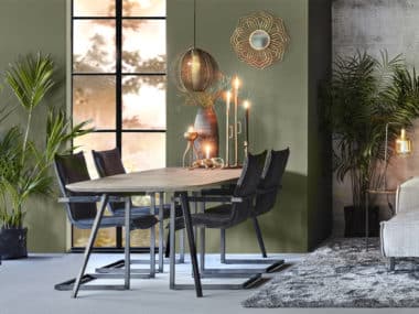 Organische eettafel met metalen rechte poten