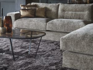 Hoekbank Noëlle Ottoman , interieur met donkere kleuren