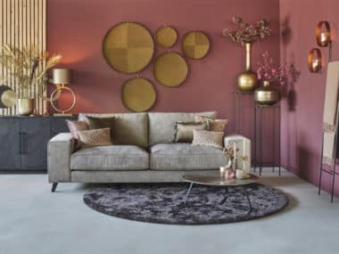 3 zits bank Joëlle in taupe met rond vloerkleed en bijpassende sierkussens