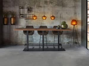 bartafel Big recht 4cm dik met metalen poot en barkrukken