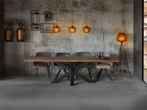 eetkamertafel Big recht 4cm dik met metalen spiderpoot en stoelen